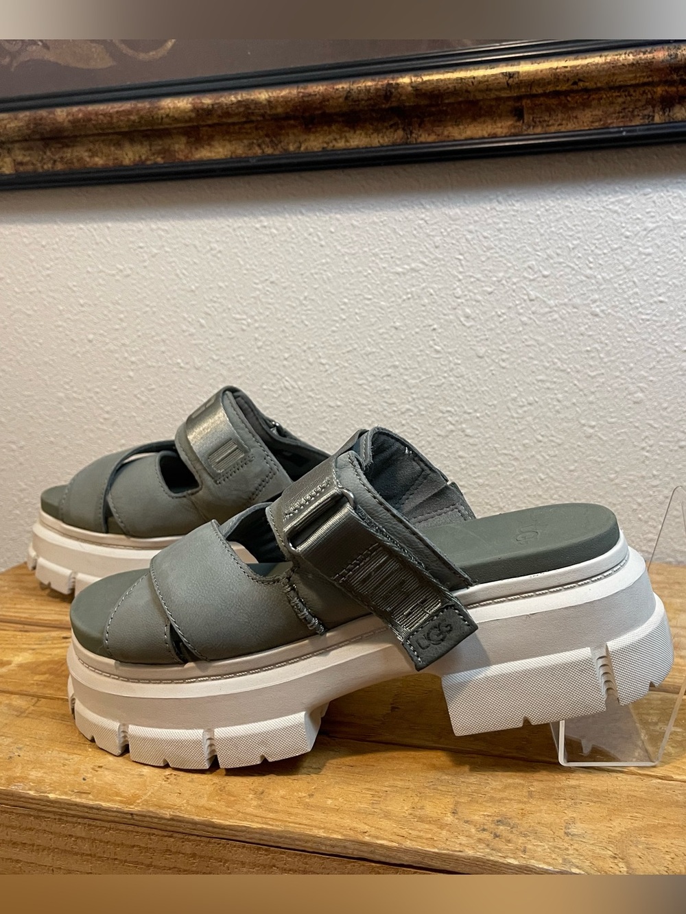 UGG GoldenGaze Olive Green Chunky Platform Sandals Size 8.5